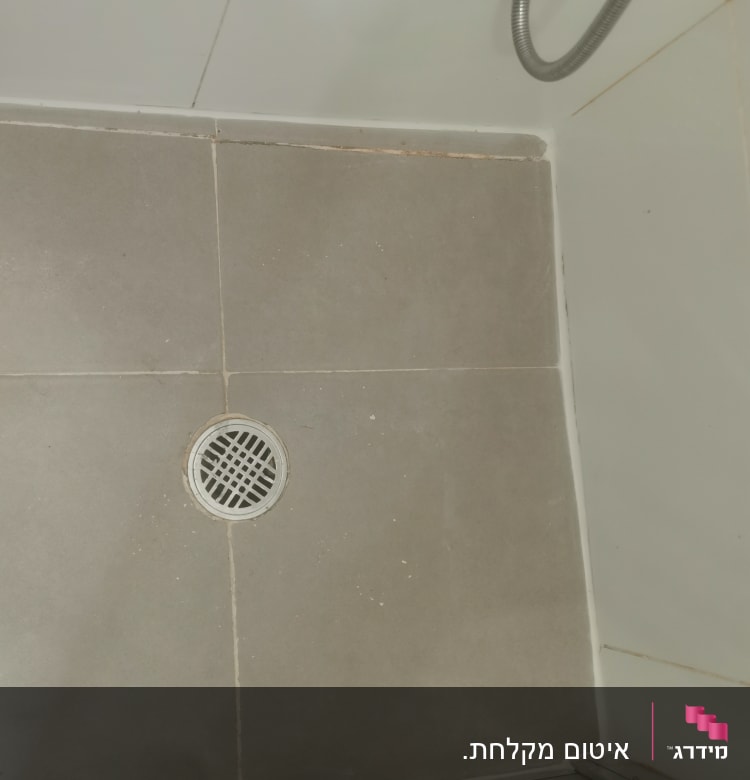 רצפת מקלחת עם ניקוז ומקלחת יד